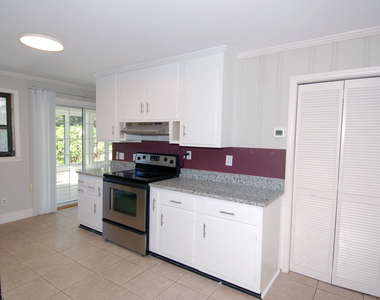 727 Graham Street - Photo Thumbnail 2