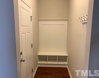 1100 Broadcreek Drive - Photo Thumbnail 8