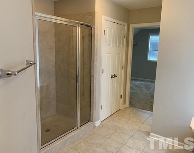 1100 Broadcreek Drive - Photo Thumbnail 10
