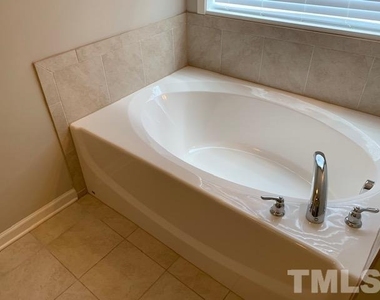 1100 Broadcreek Drive - Photo Thumbnail 11