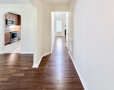 2729 E Shoreham Street - Photo Thumbnail 2