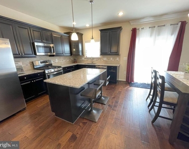 706 Bunker Lane - Photo Thumbnail 5