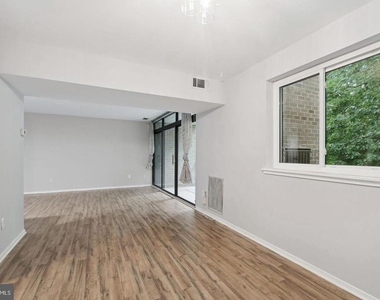 1635 Parkcrest Circle - Photo Thumbnail 7