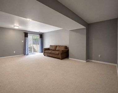987 Longview Lane - Photo Thumbnail 32