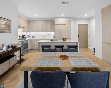 737 Swann Avenue - Photo Thumbnail 2