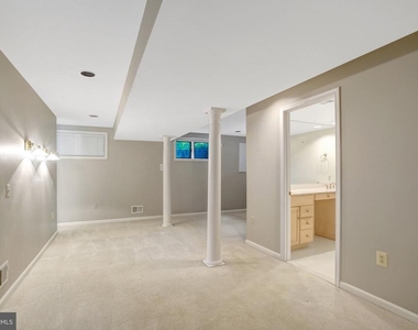 821 N Latham Street - Photo Thumbnail 43