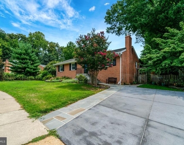 821 N Latham Street - Photo Thumbnail 3