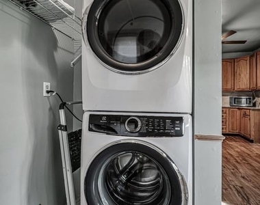 121 W Oakland Avenue - Photo Thumbnail 19