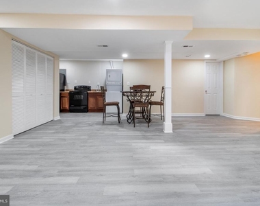 7602 Mezmer Lane - Photo Thumbnail 8