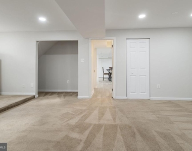 7602 Mezmer Lane - Photo Thumbnail 16