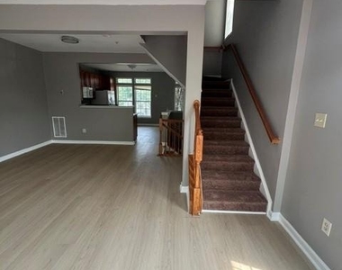 519 Eisenhower Drive - Photo Thumbnail 3