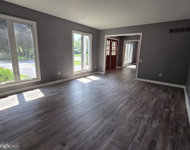 212 Fairhill Drive - Photo Thumbnail 3