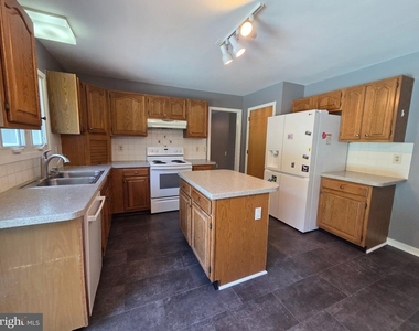 212 Fairhill Drive - Photo Thumbnail 6