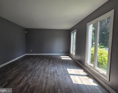 212 Fairhill Drive - Photo Thumbnail 2