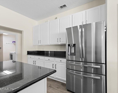 8884 Hampton Landing Drive E - Photo Thumbnail 12