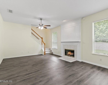 8884 Hampton Landing Drive E - Photo Thumbnail 8