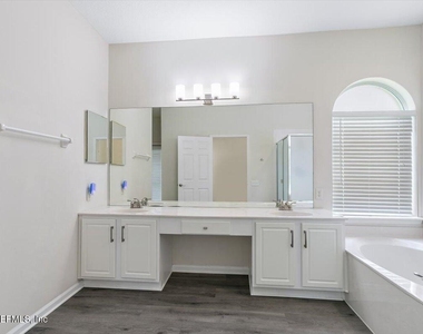 8884 Hampton Landing Drive E - Photo Thumbnail 17