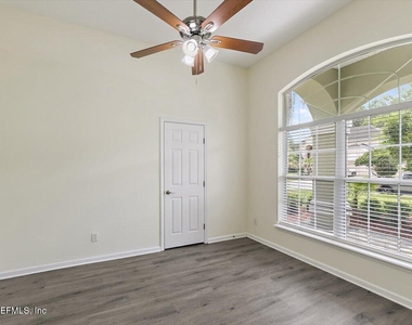 8884 Hampton Landing Drive E - Photo Thumbnail 7