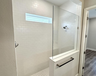 77 Park Center Avenue - Photo Thumbnail 13