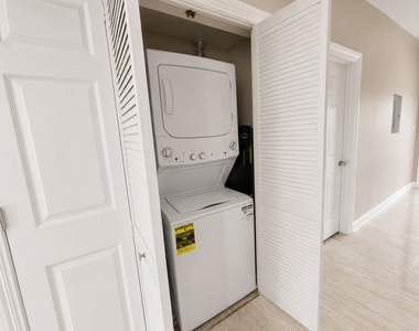 1807 N Lawndale Avenue - Photo Thumbnail 9