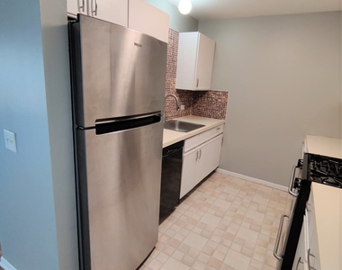 21w581 North Avenue - Photo Thumbnail 6