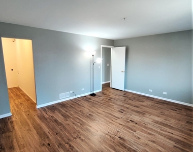 21w581 North Avenue - Photo Thumbnail 9