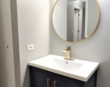 21w581 North Avenue - Photo Thumbnail 12