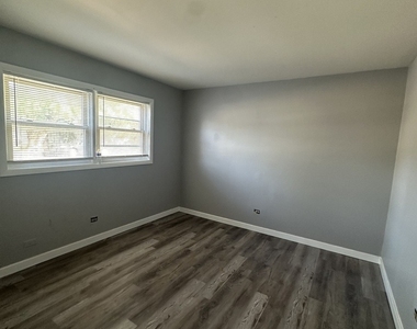 1015 E 150th Place - Photo Thumbnail 5