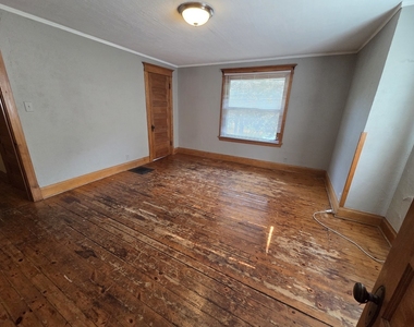 204 W Locust Street - Photo Thumbnail 9