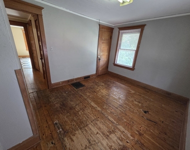 204 W Locust Street - Photo Thumbnail 5
