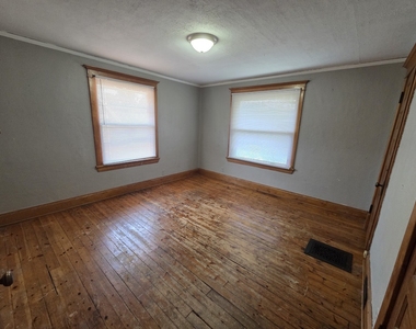 204 W Locust Street - Photo Thumbnail 6