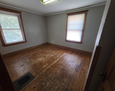 204 W Locust Street - Photo Thumbnail 4