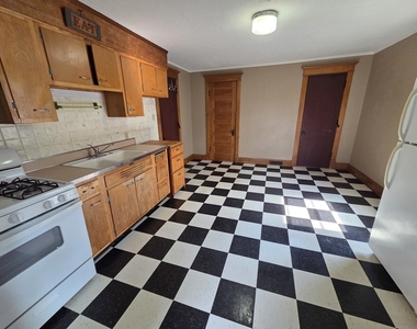 204 W Locust Street - Photo Thumbnail 2