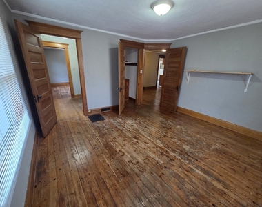 204 W Locust Street - Photo Thumbnail 8