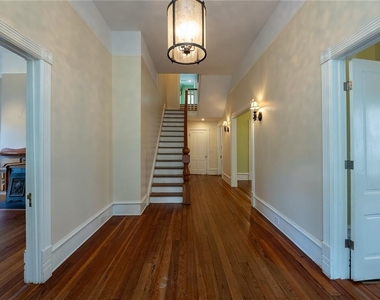 765 Woodland Avenue Se - Photo Thumbnail 4