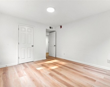 5095 Roswell Road - Photo Thumbnail 17