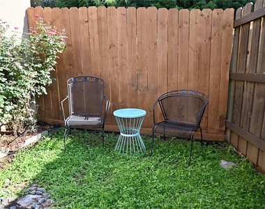 994 Overbrook Circle - Photo Thumbnail 18