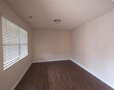 3877 Makeover Court - Photo Thumbnail 2