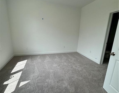 1112 Larkin Drive - Photo Thumbnail 9