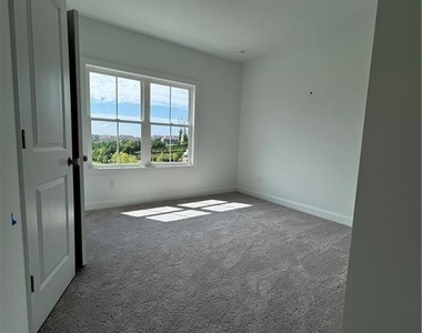 1112 Larkin Drive - Photo Thumbnail 3