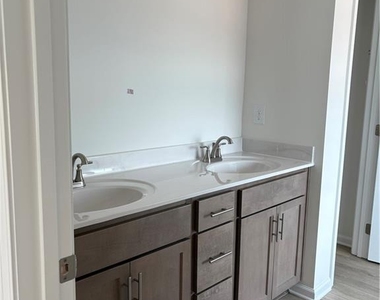329 Bloomfield Circle - Photo Thumbnail 12