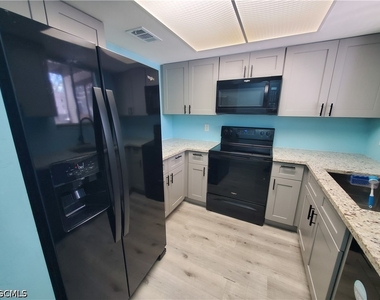 1055 Palm Avenue - Photo Thumbnail 6