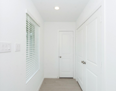12819 Ivy Creek Ct - Photo Thumbnail 2