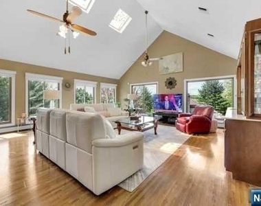 60 Ivy - Photo Thumbnail 21