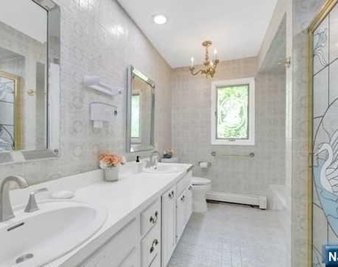 60 Ivy - Photo Thumbnail 37