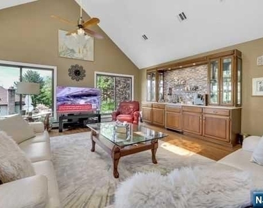 60 Ivy - Photo Thumbnail 20