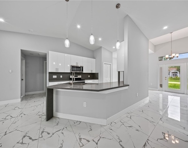 738 Sunrirse Boulevard - Photo Thumbnail 11