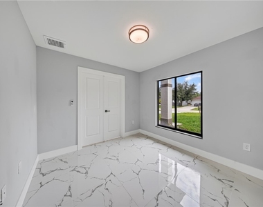738 Sunrirse Boulevard - Photo Thumbnail 14