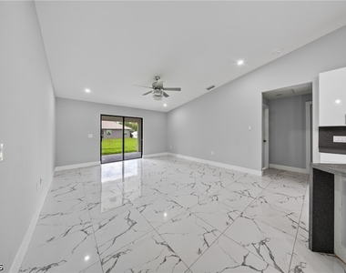 738 Sunrirse Boulevard - Photo Thumbnail 12