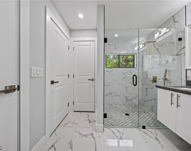 738 Sunrirse Boulevard - Photo Thumbnail 21